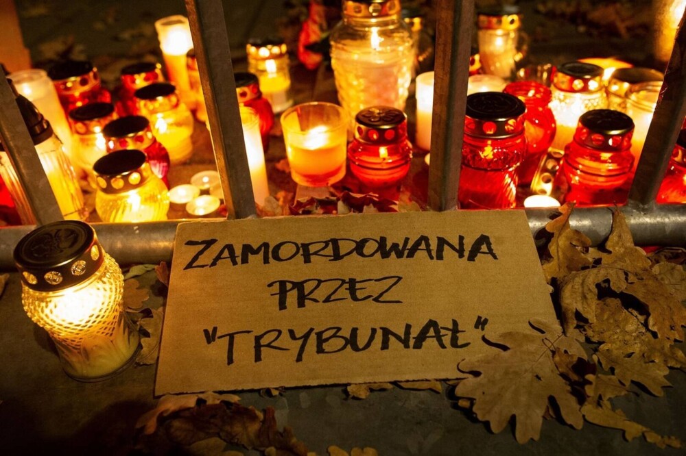 FOTO Proteste în Polonia. O femeie a murit pentru că nu a putut face avort - Imaginea 5