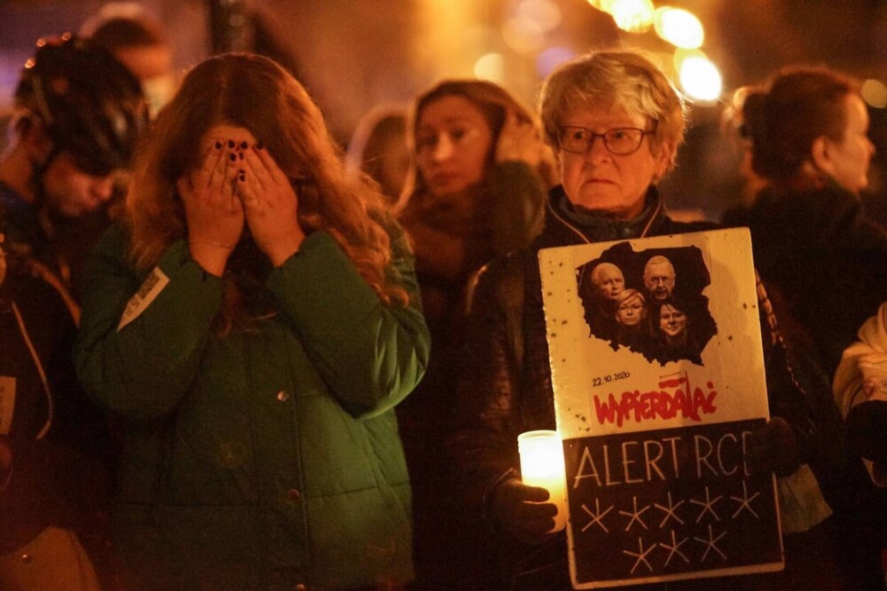FOTO Proteste în Polonia. O femeie a murit pentru că nu a putut face avort - Imaginea 2