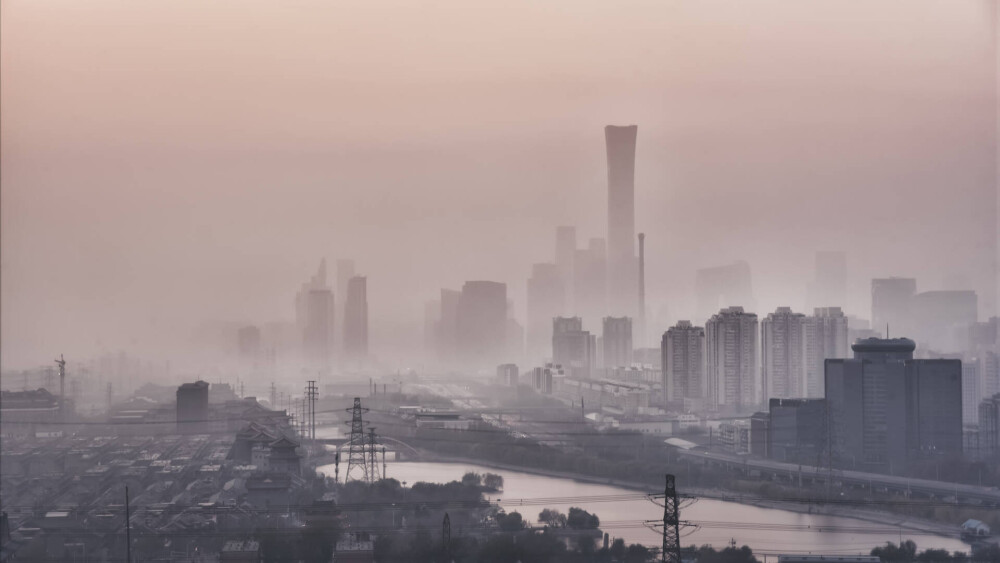 GALERIE FOTO Imagini incredibile din Beijing. Poluarea a învăluit orașul, iar vizibilitatea a fost redusă sever - Imaginea 1