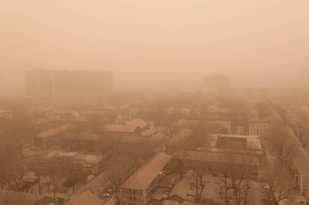 GALERIE FOTO Imagini incredibile din Beijing. Poluarea a învăluit orașul, iar vizibilitatea a fost redusă sever - Imaginea 5
