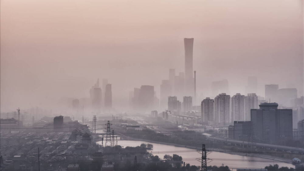 GALERIE FOTO Imagini incredibile din Beijing. Poluarea a învăluit orașul, iar vizibilitatea a fost redusă sever - Imaginea 3