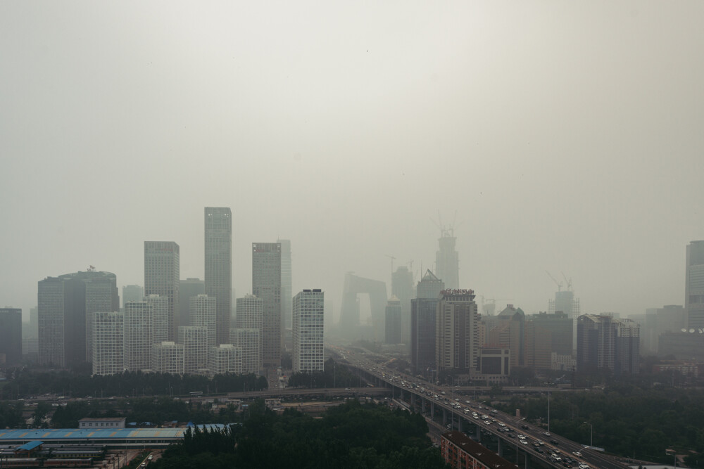 GALERIE FOTO Imagini incredibile din Beijing. Poluarea a învăluit orașul, iar vizibilitatea a fost redusă sever - Imaginea 2
