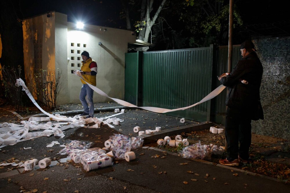 Protest la Vila Lac. Manifestanții au aruncat hârtie igienică înspre mașinile liderilor PNL. GALERIE FOTO și VIDEO - Imaginea 9