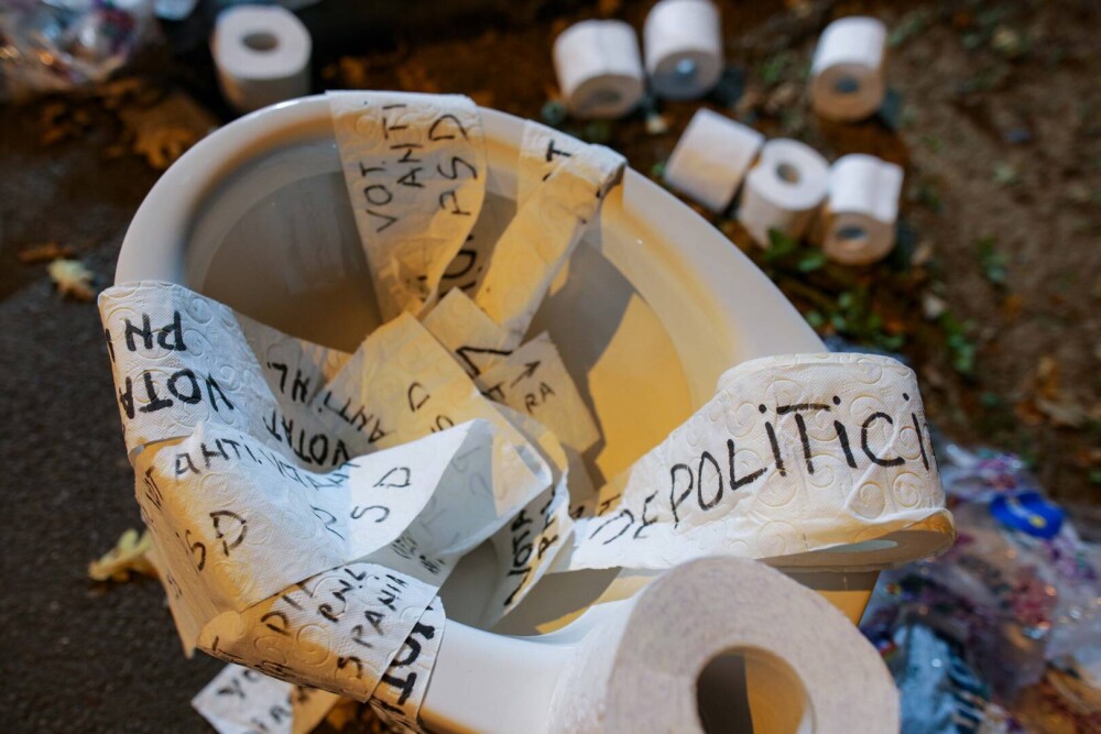 Protest la Vila Lac. Manifestanții au aruncat hârtie igienică înspre mașinile liderilor PNL. GALERIE FOTO și VIDEO - Imaginea 8