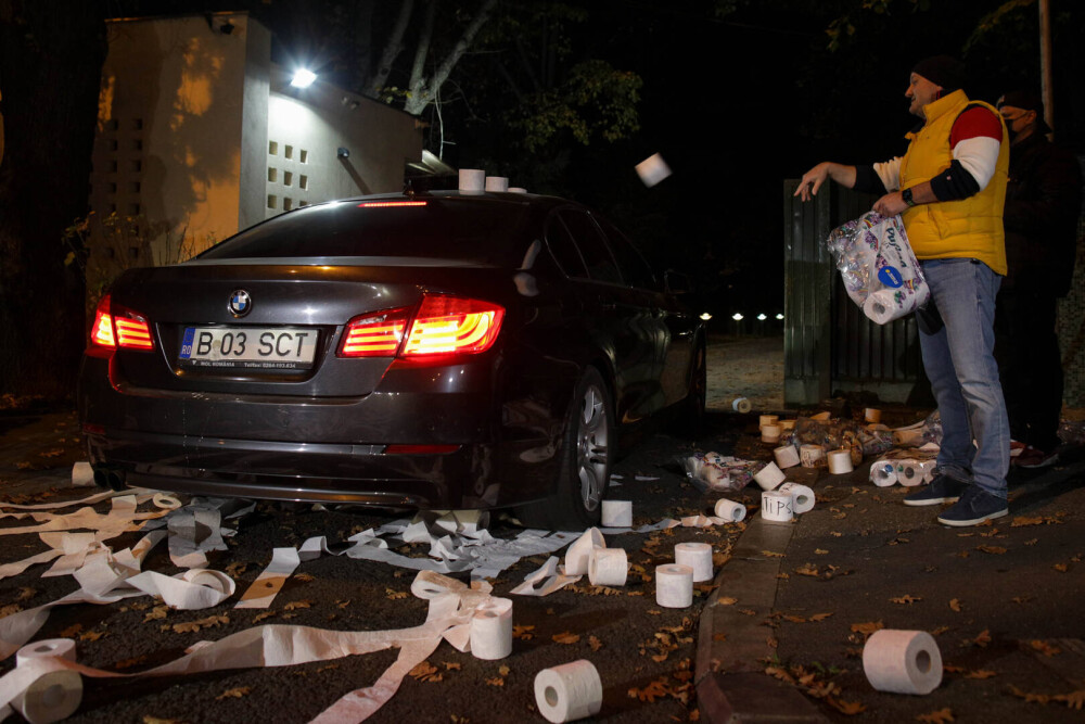 Protest la Vila Lac. Manifestanții au aruncat hârtie igienică înspre mașinile liderilor PNL. GALERIE FOTO și VIDEO - Imaginea 6