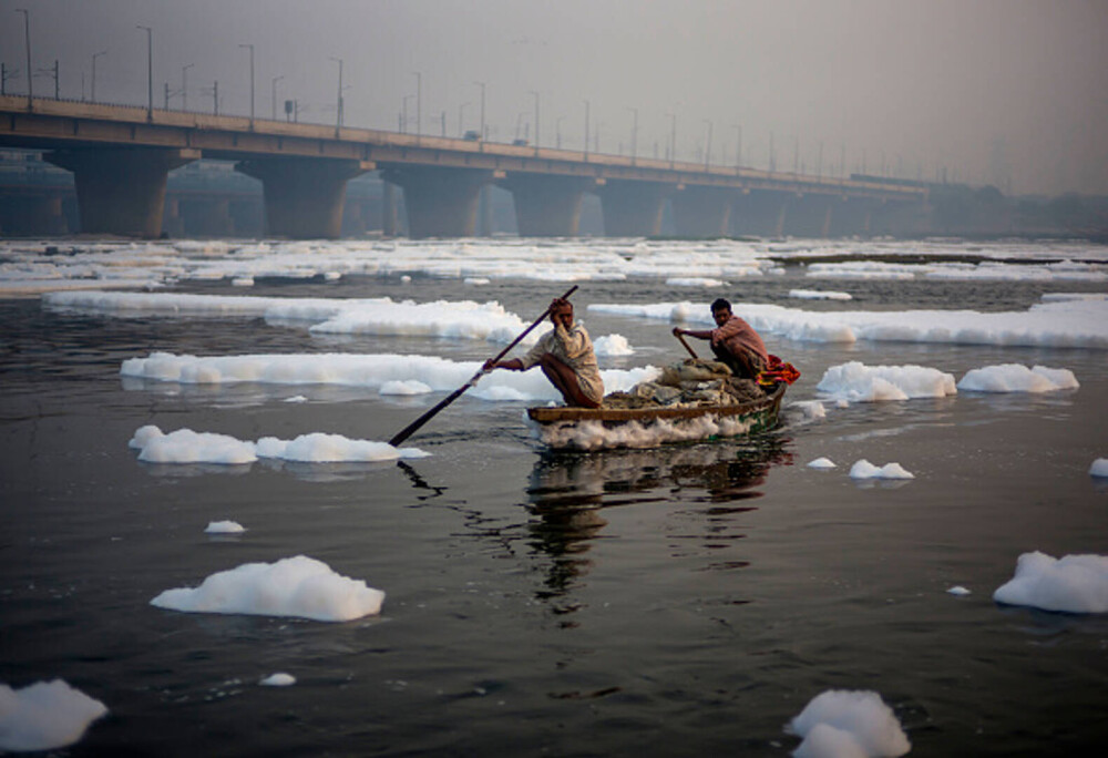 Un strat de spumă toxică a acoperit un râu sacru din India. Mai mulți oameni s-au scăldat în apă - Imaginea 1