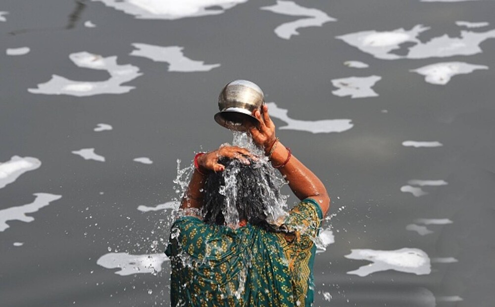 Un strat de spumă toxică a acoperit un râu sacru din India. Mai mulți oameni s-au scăldat în apă - Imaginea 6