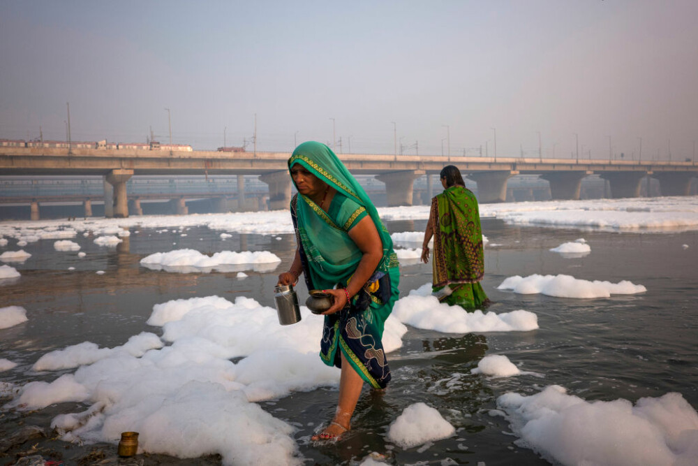 Un strat de spumă toxică a acoperit un râu sacru din India. Mai mulți oameni s-au scăldat în apă - Imaginea 7