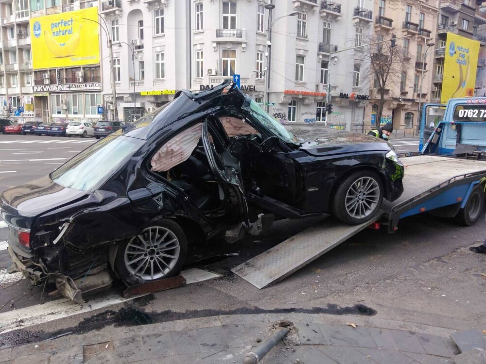 Șoferul băut și drogat care a intrat cu mașina într-un stâlp pe Bulevardul Magheru, reţinut de procurori - Imaginea 1