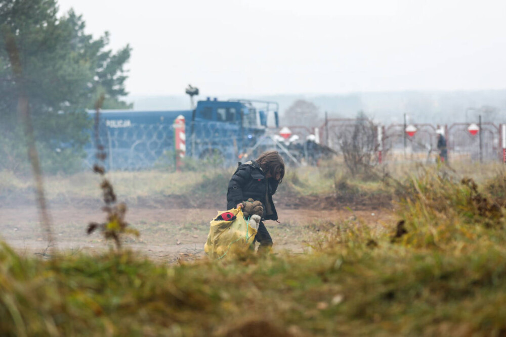 Forțele poloneze au folosit tunurile cu apă pentru a îndepărta migranții de la granița cu Belarus. VIDEO - Imaginea 2