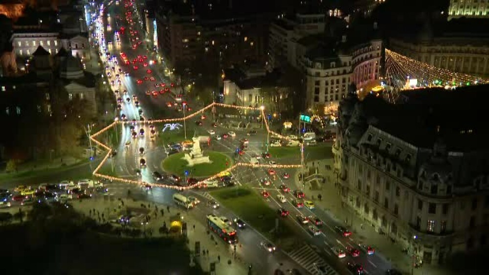 Bucureștiul a intrat în atmosfera de sărbătoare. S-a deschis Târgul de Crăciun și s-au aprins luminițele - Imaginea 1