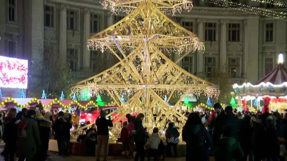 Bucureștiul a intrat în atmosfera de sărbătoare. S-a deschis Târgul de Crăciun și s-au aprins luminițele - Imaginea 5