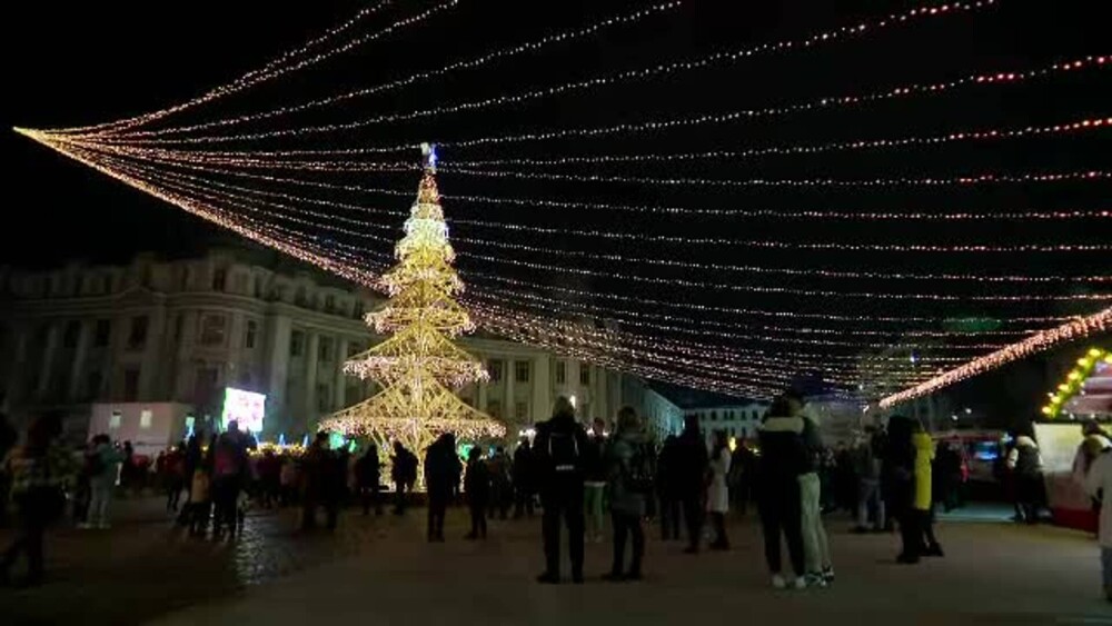 Bucureștiul a intrat în atmosfera de sărbătoare. S-a deschis Târgul de Crăciun și s-au aprins luminițele - Imaginea 6