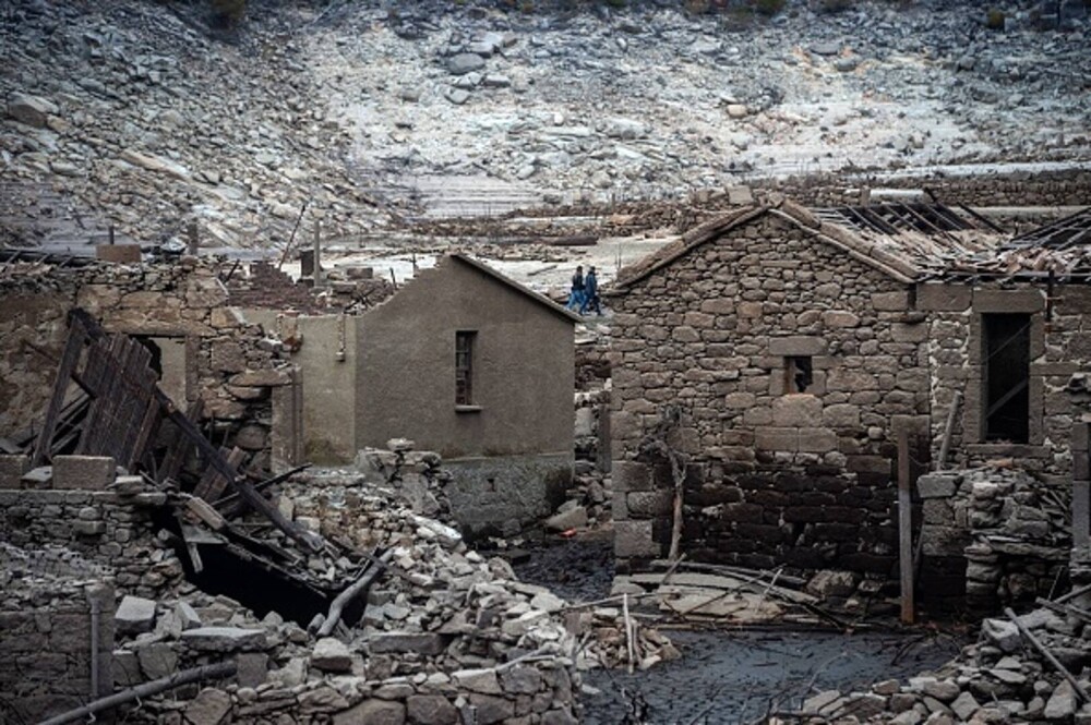 Un sat fantomă inundat în 1992 în Spania pentru construcția unei hidrocentrale a reapărut surprinzător. GALERIE FOTO - Imaginea 2