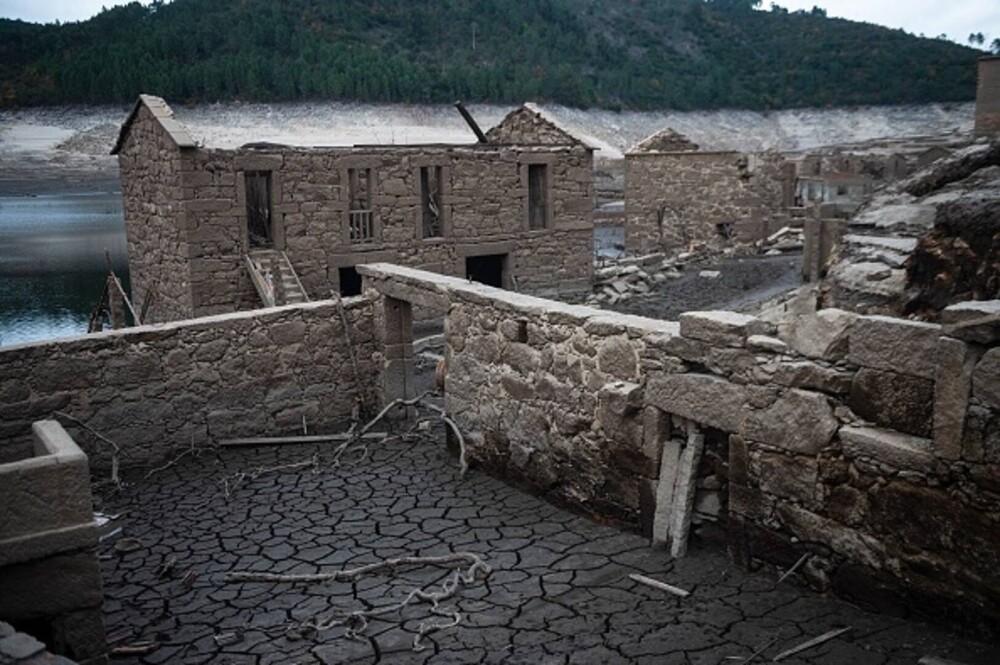 Un sat fantomă inundat în 1992 în Spania pentru construcția unei hidrocentrale a reapărut surprinzător. GALERIE FOTO - Imaginea 10