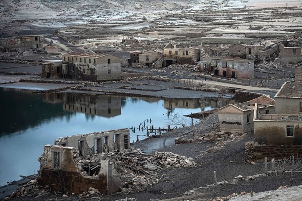 Un sat fantomă inundat în 1992 în Spania pentru construcția unei hidrocentrale a reapărut surprinzător. GALERIE FOTO - Imaginea 12