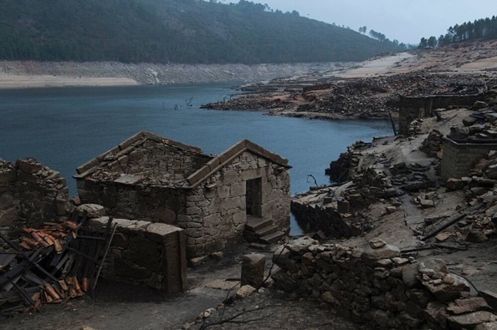 Un sat fantomă inundat în 1992 în Spania pentru construcția unei hidrocentrale a reapărut surprinzător. GALERIE FOTO - Imaginea 15