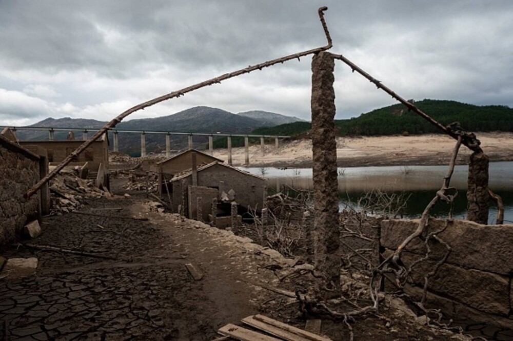Un sat fantomă inundat în 1992 în Spania pentru construcția unei hidrocentrale a reapărut surprinzător. GALERIE FOTO - Imaginea 19