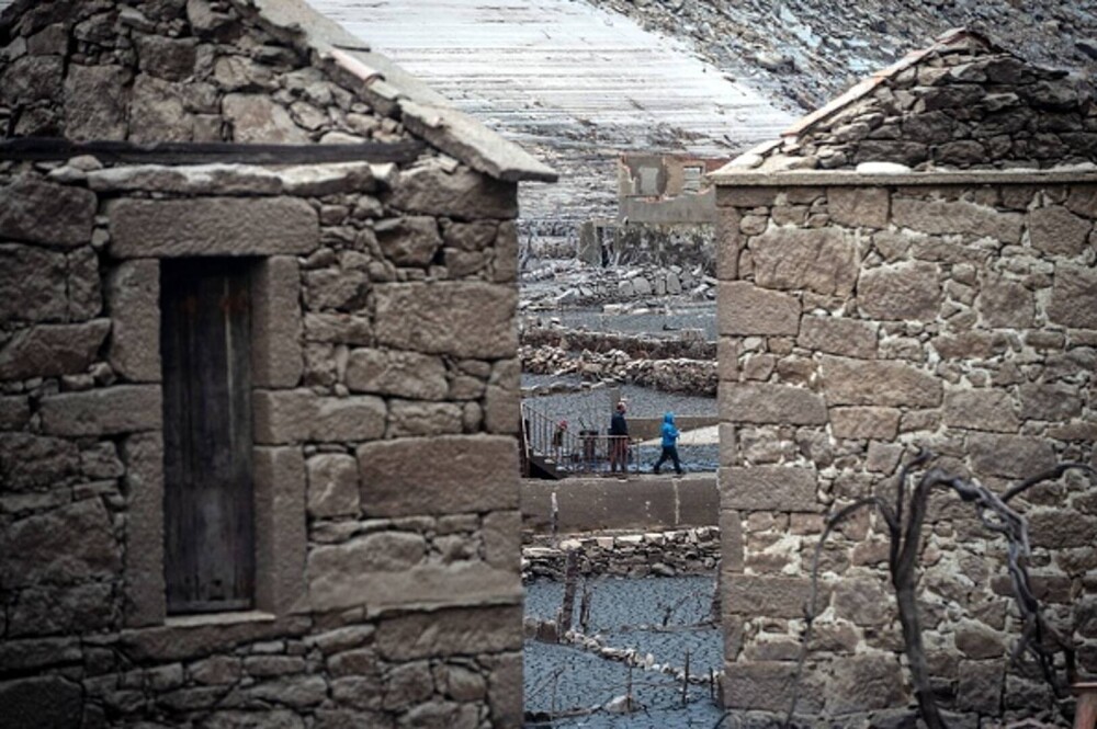 Un sat fantomă inundat în 1992 în Spania pentru construcția unei hidrocentrale a reapărut surprinzător. GALERIE FOTO - Imaginea 20