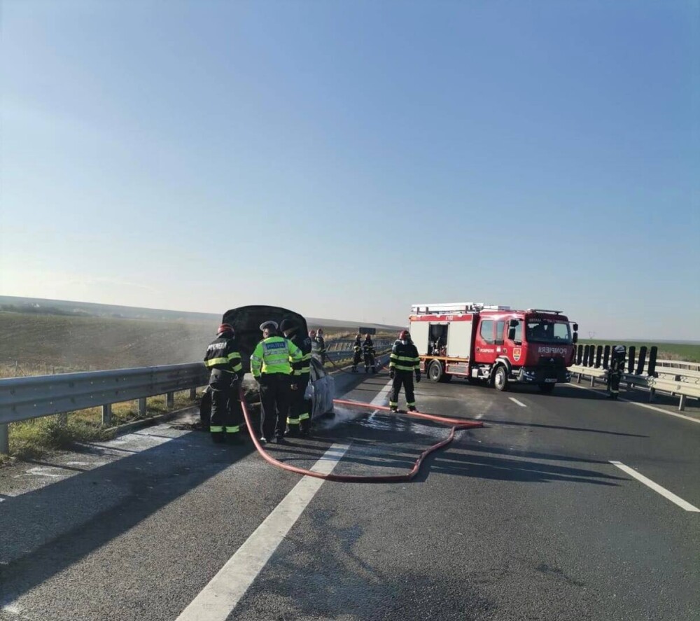 Un BMW a luat foc pe autostrada Timișoara-Lugoj. Mașina a fost făcută scrum - Imaginea 2