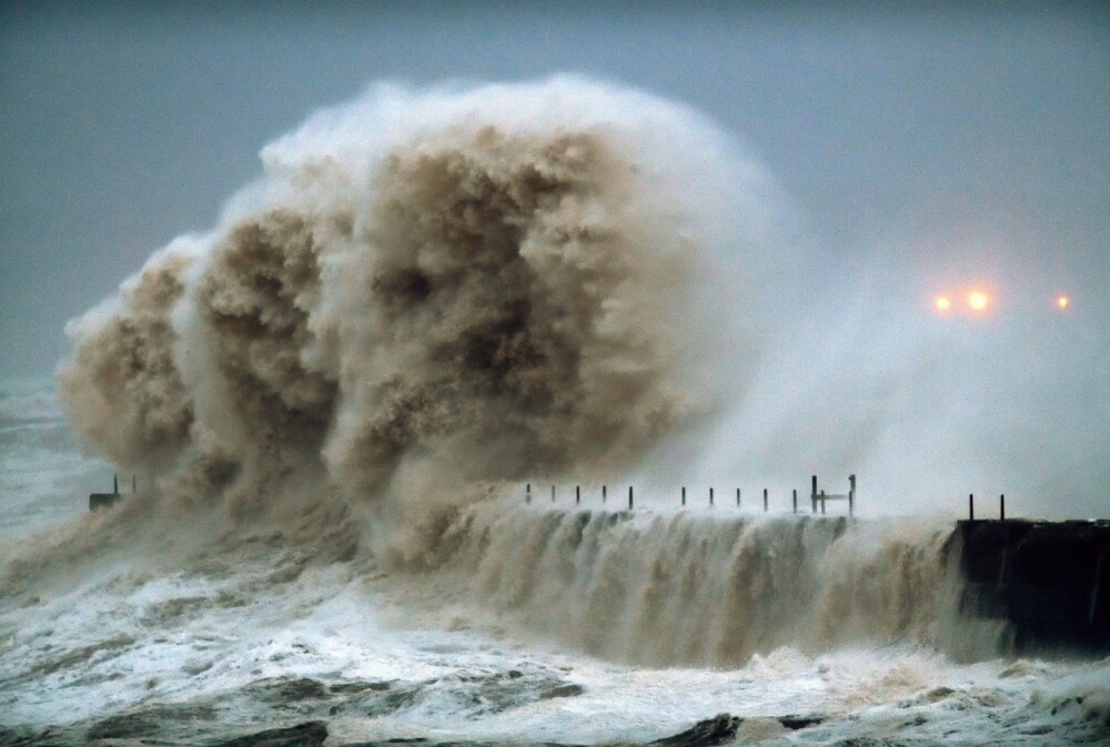 Anglia, lovită de o furtună violentă. 3 oameni au murit, iar peste 100.000 au rămas fără curent electric - Imaginea 3