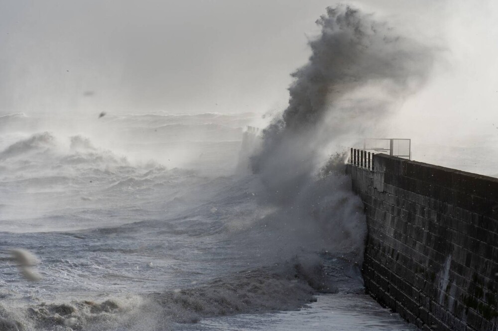 Anglia, lovită de o furtună violentă. 3 oameni au murit, iar peste 100.000 au rămas fără curent electric - Imaginea 5