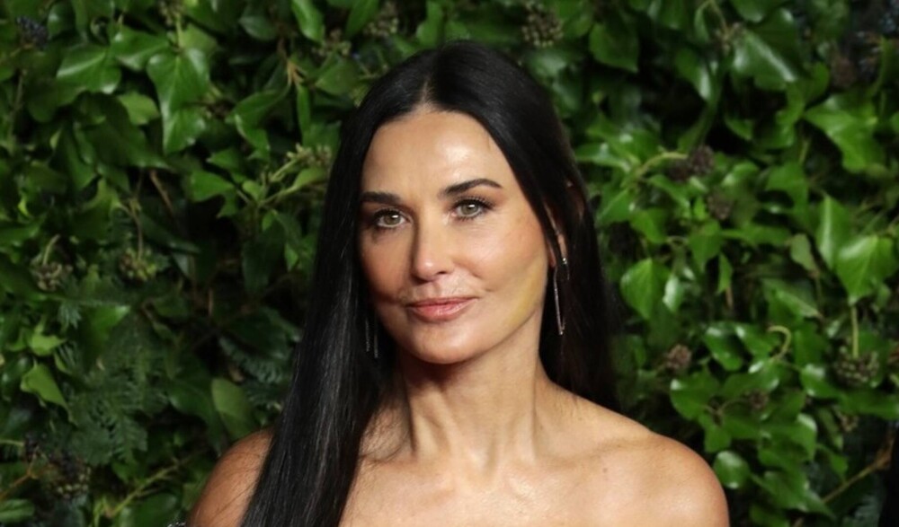 GALERIE FOTO Demi Moore, superbă la 59 de ani pe covorul roșu la Fashion Awards 2021 - Imaginea 1