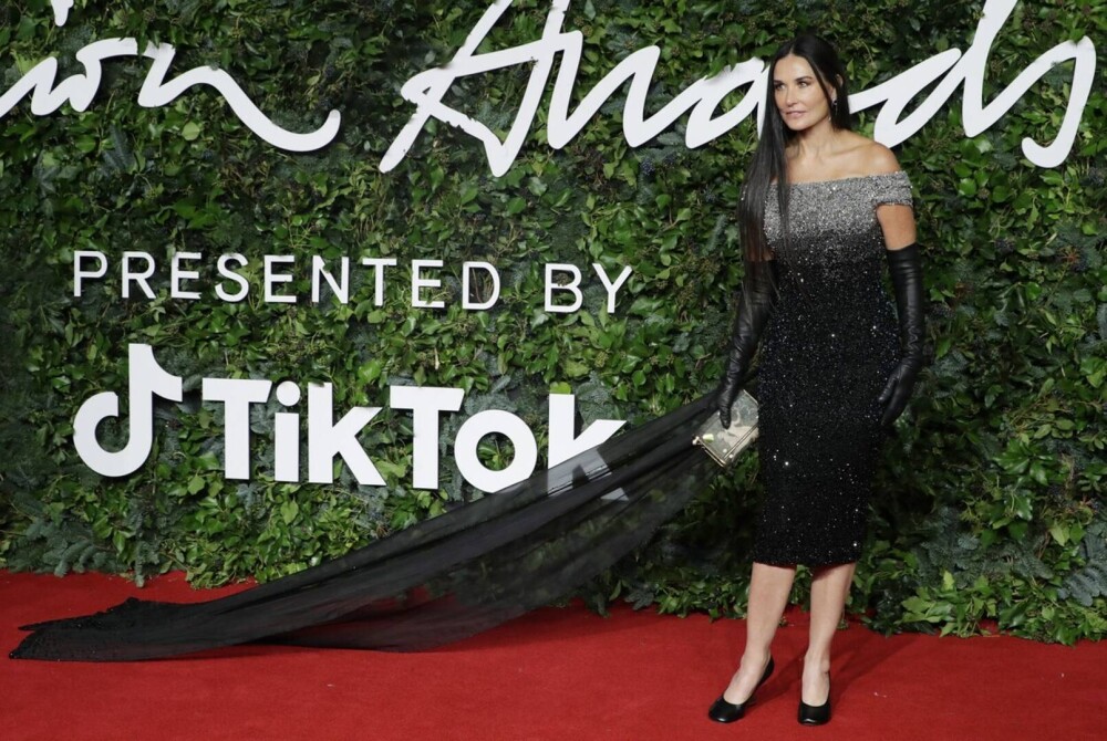 GALERIE FOTO Demi Moore, superbă la 59 de ani pe covorul roșu la Fashion Awards 2021 - Imaginea 3