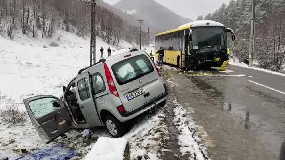 Un autoturism a derapat și a intrat într-un autobuz, în județul Sibiu. Două femei au murit. Momentul a fost filmat - Imaginea 3