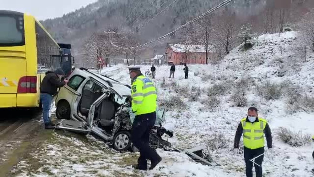 Un autoturism a derapat și a intrat într-un autobuz, în județul Sibiu. Două femei au murit. Momentul a fost filmat - Imaginea 4