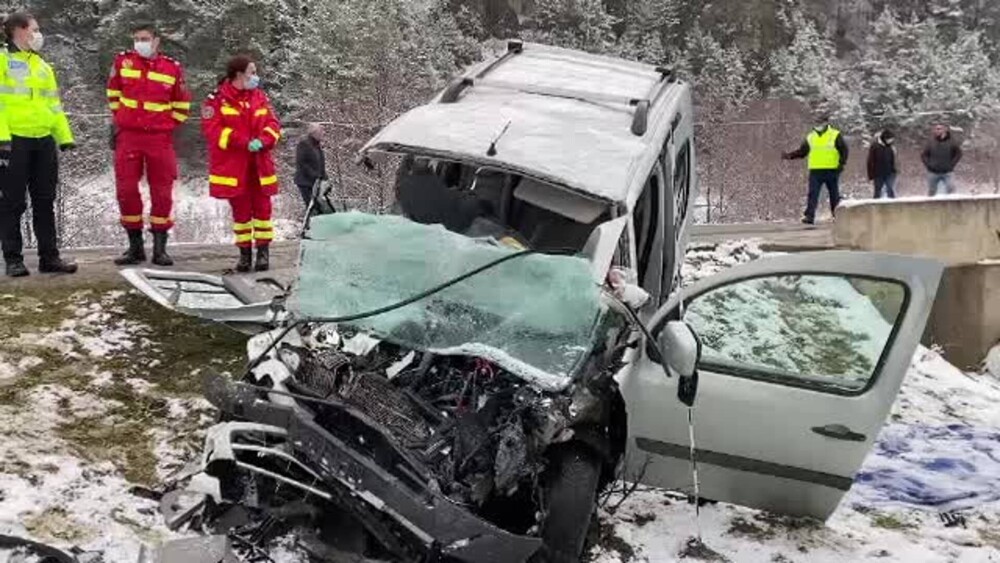 Un autoturism a derapat și a intrat într-un autobuz, în județul Sibiu. Două femei au murit. Momentul a fost filmat - Imaginea 5