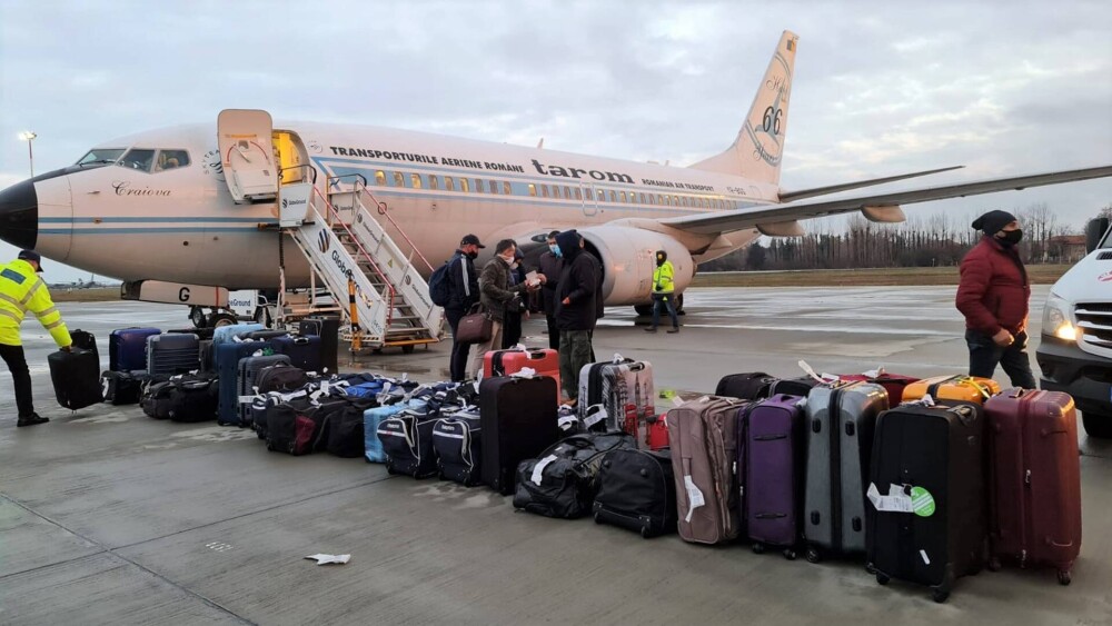 Aeronava care repatriază 46 de români din Africa de Sud a ajuns în țară. Avionul a preluat și 24 de cetățeni străini - Imaginea 1