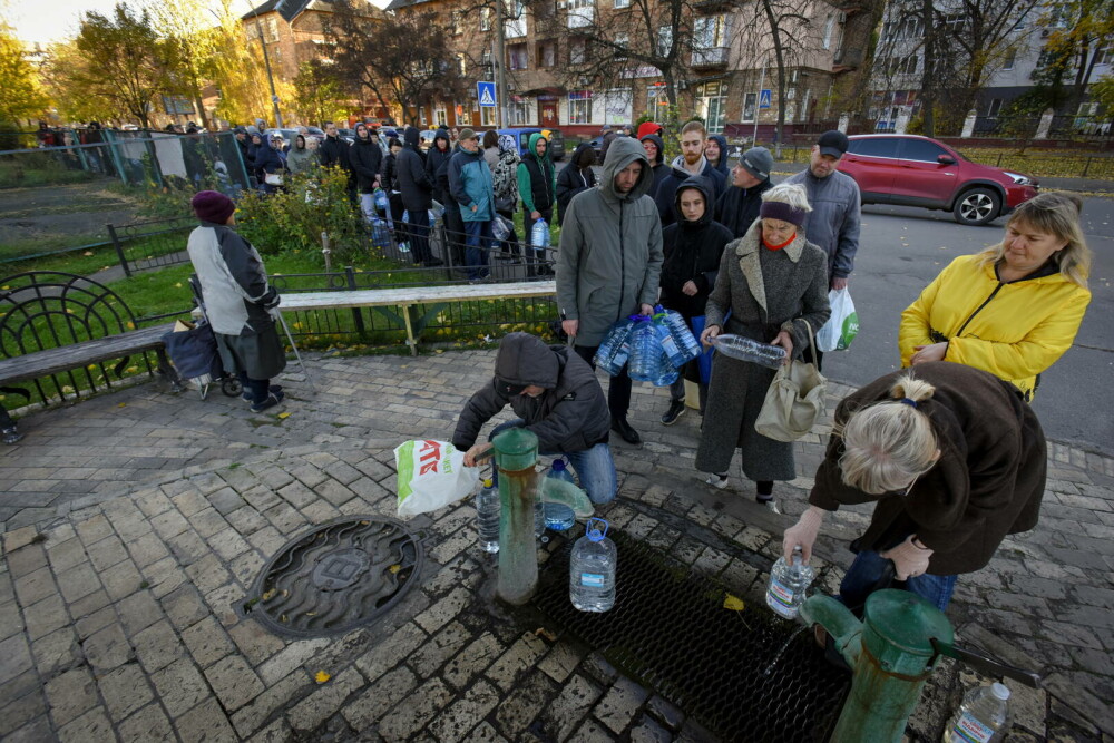 Oamenii din Kiev au stat la coadă pentru apă, după ce rușii au lovit instalaţii cheie din toată ţara. VIDEO - Imaginea 2