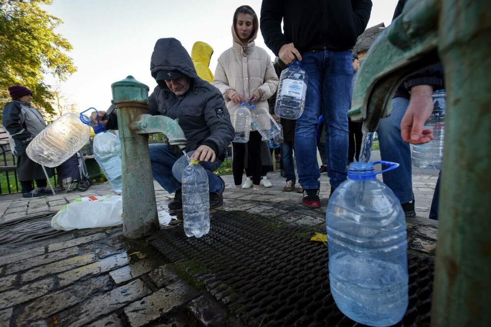Oamenii din Kiev au stat la coadă pentru apă, după ce rușii au lovit instalaţii cheie din toată ţara. VIDEO - Imaginea 3