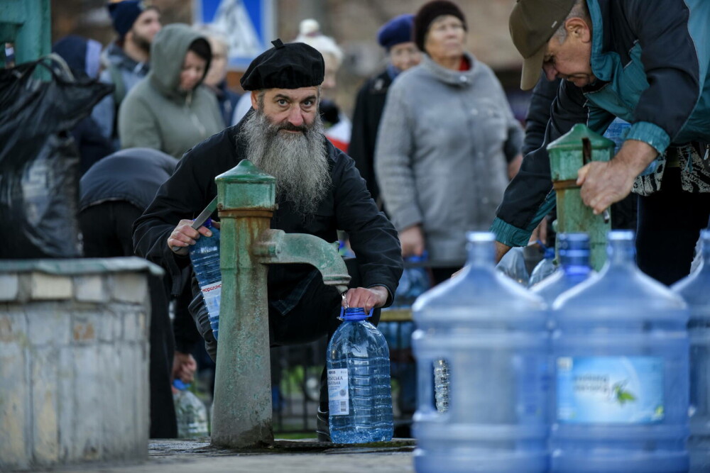 Oamenii din Kiev au stat la coadă pentru apă, după ce rușii au lovit instalaţii cheie din toată ţara. VIDEO - Imaginea 4