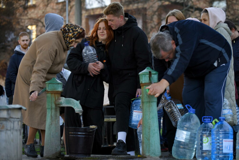 Oamenii din Kiev au stat la coadă pentru apă, după ce rușii au lovit instalaţii cheie din toată ţara. VIDEO - Imaginea 5
