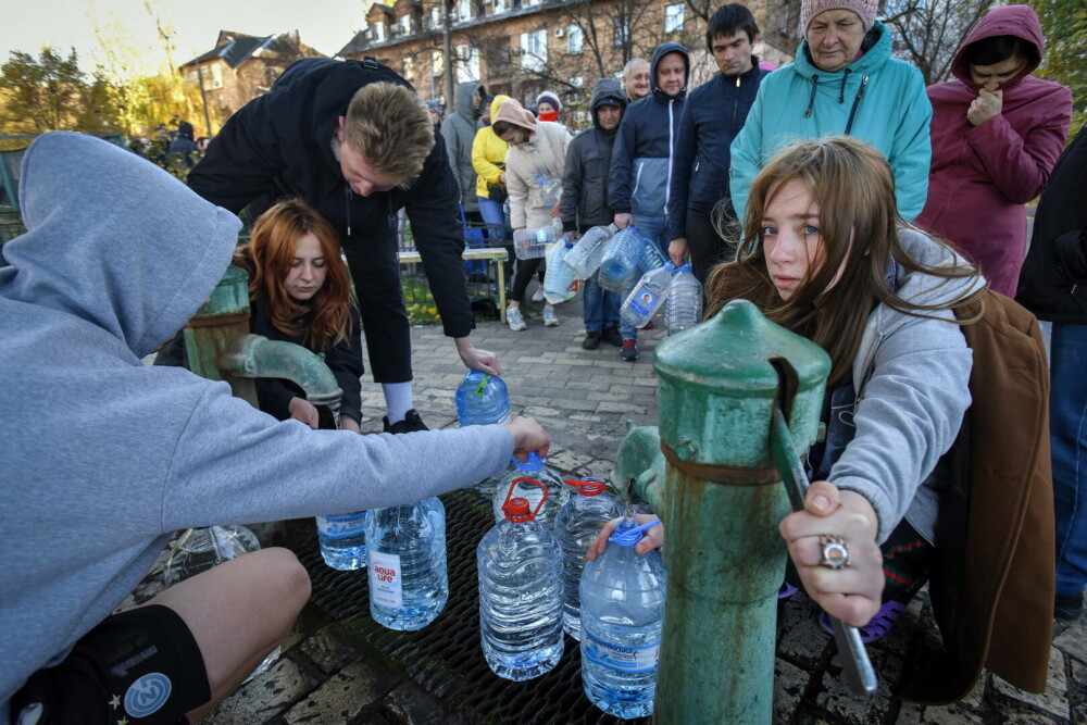 Oamenii din Kiev au stat la coadă pentru apă, după ce rușii au lovit instalaţii cheie din toată ţara. VIDEO - Imaginea 6