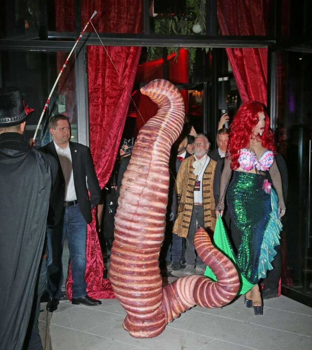 Vedeta care a ales să se costumeze în vierme de Halloween. Imagini de la petrecerea extravagantă GALERIE FOTO - Imaginea 3