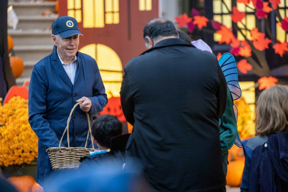 Cum a arătat Halloweenul la Casa Albă. Soții Biden au împărțit bomboane copiilor GALERIE FOTO - Imaginea 2
