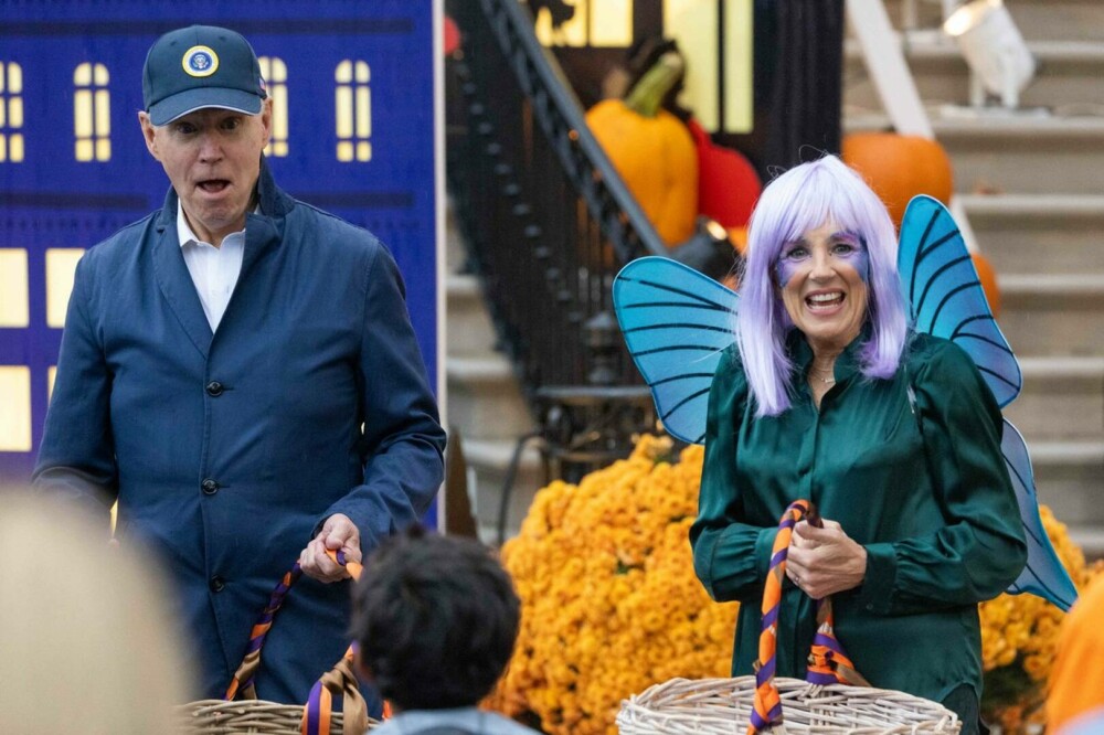 Cum a arătat Halloweenul la Casa Albă. Soții Biden au împărțit bomboane copiilor GALERIE FOTO - Imaginea 5