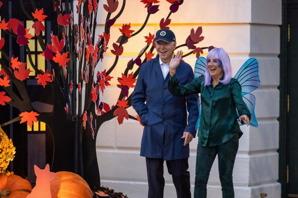 Cum a arătat Halloweenul la Casa Albă. Soții Biden au împărțit bomboane copiilor GALERIE FOTO - Imaginea 8