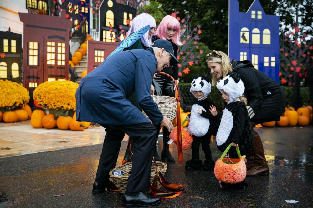 Cum a arătat Halloweenul la Casa Albă. Soții Biden au împărțit bomboane copiilor GALERIE FOTO - Imaginea 10