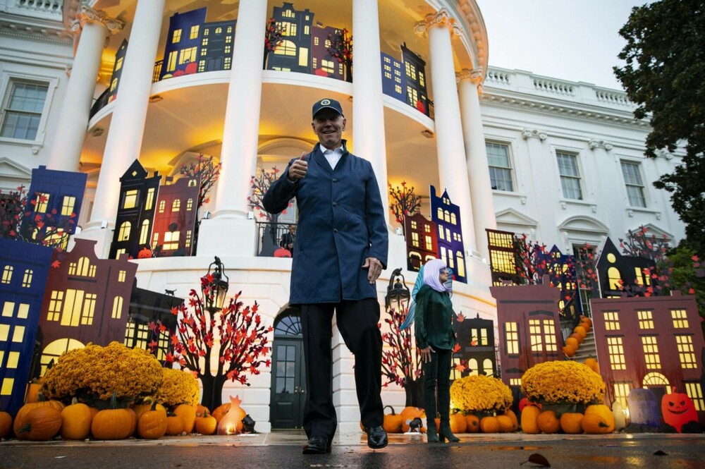 Cum a arătat Halloweenul la Casa Albă. Soții Biden au împărțit bomboane copiilor GALERIE FOTO - Imaginea 12