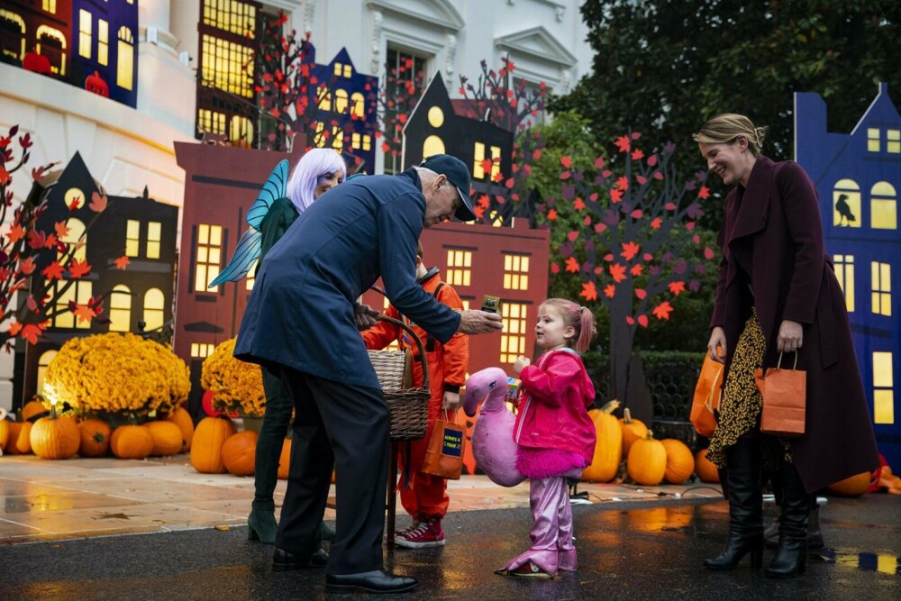 Cum a arătat Halloweenul la Casa Albă. Soții Biden au împărțit bomboane copiilor GALERIE FOTO - Imaginea 17