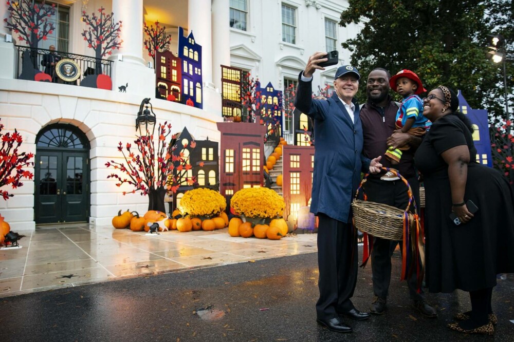 Cum a arătat Halloweenul la Casa Albă. Soții Biden au împărțit bomboane copiilor GALERIE FOTO - Imaginea 18