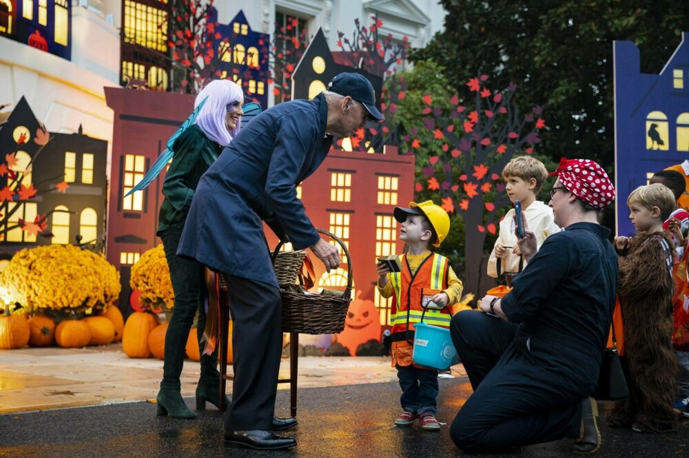 Cum a arătat Halloweenul la Casa Albă. Soții Biden au împărțit bomboane copiilor GALERIE FOTO - Imaginea 19
