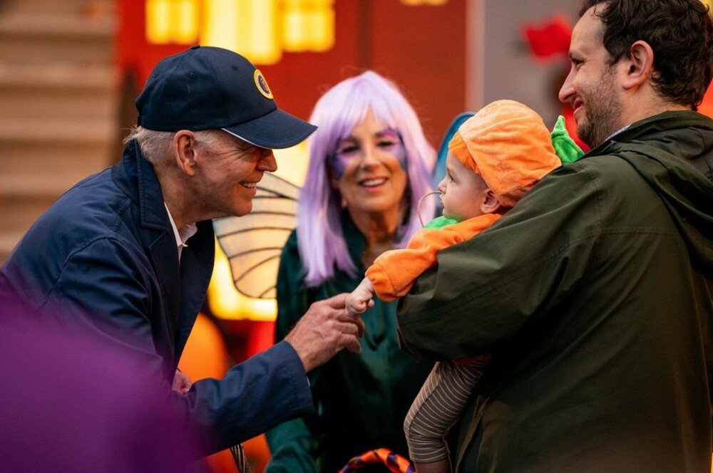 Cum a arătat Halloweenul la Casa Albă. Soții Biden au împărțit bomboane copiilor GALERIE FOTO - Imaginea 20