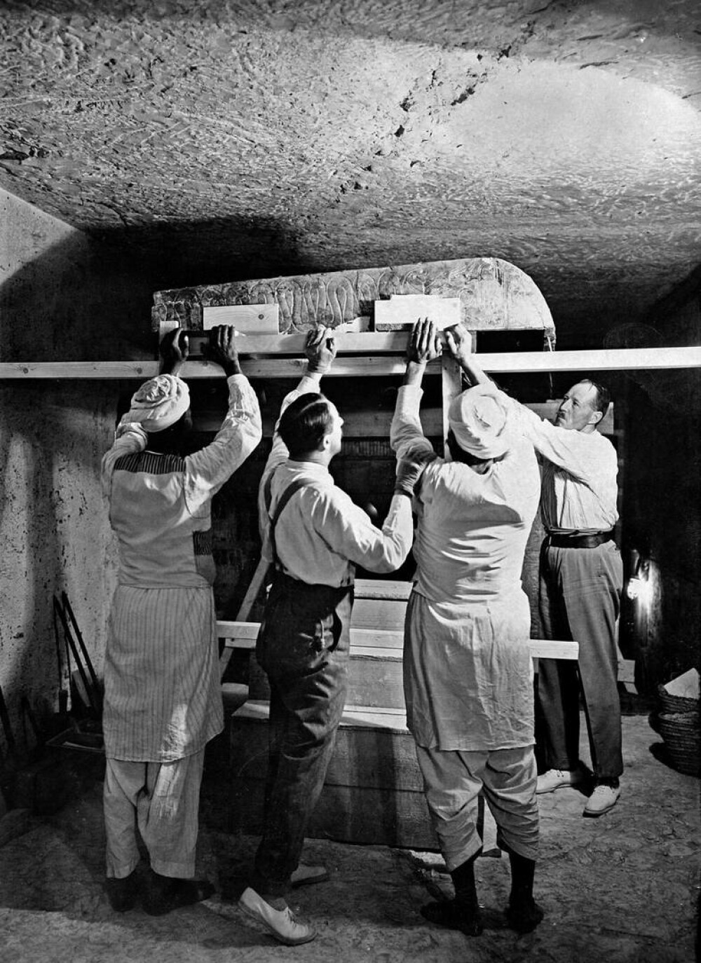 Un secol de la descoperirea mormântului lui Tutankhamon. Imagini cu faraonul mumificat GALERIE FOTO - Imaginea 16