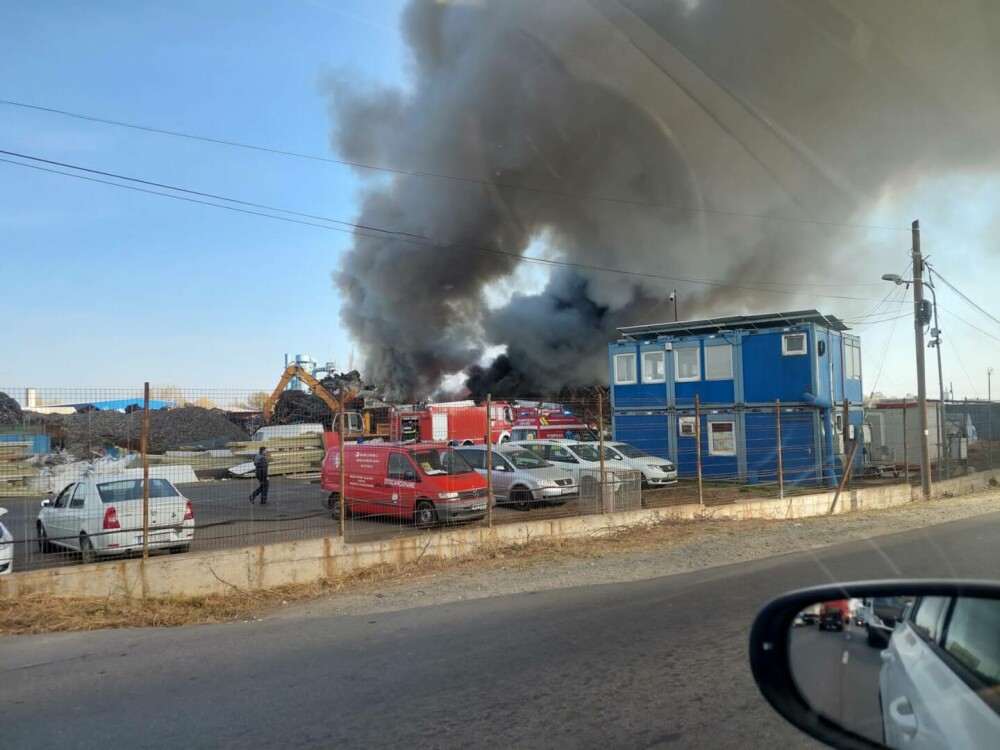 Incendiul major de lângă București, de la un centru de colectare deșeuri, a fost stins după o zi - Imaginea 3