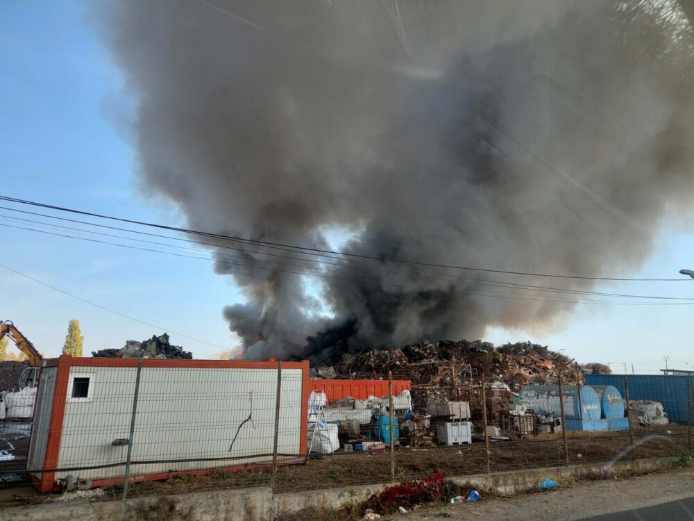 Incendiul major de lângă București, de la un centru de colectare deșeuri, a fost stins după o zi - Imaginea 4